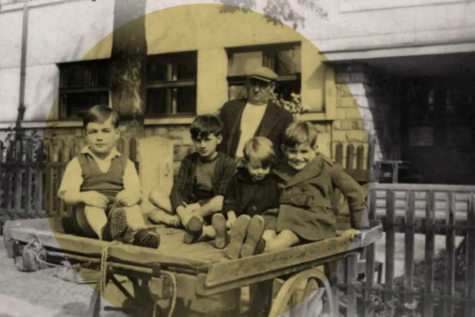 Albert (vepředu v levo) a jeho kamarádi z tábora